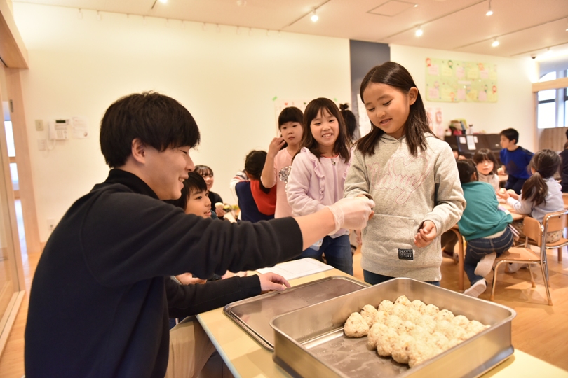 学童保育のおやつの時間